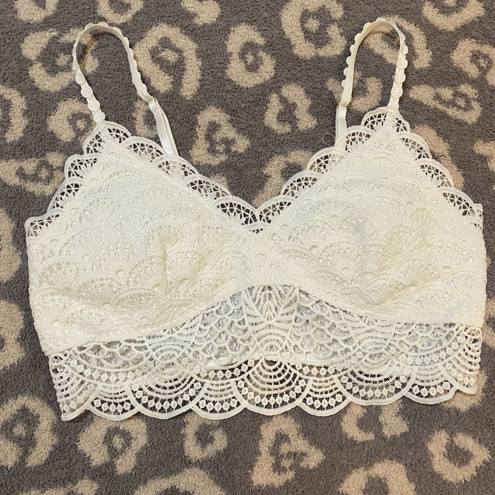 White bralette never worn and it’s still in the packages it’s a size large